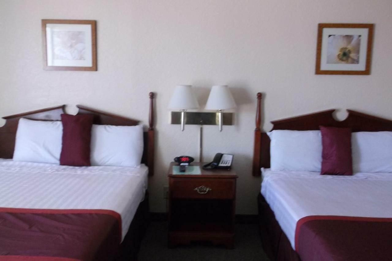 Days Inn & Suites By Wyndham Lake Окичоби Екстериор снимка